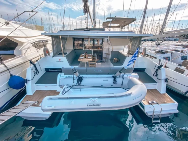 Fountaine Pajot Lucia 40 charter bareboat eller skeppad i Pula 