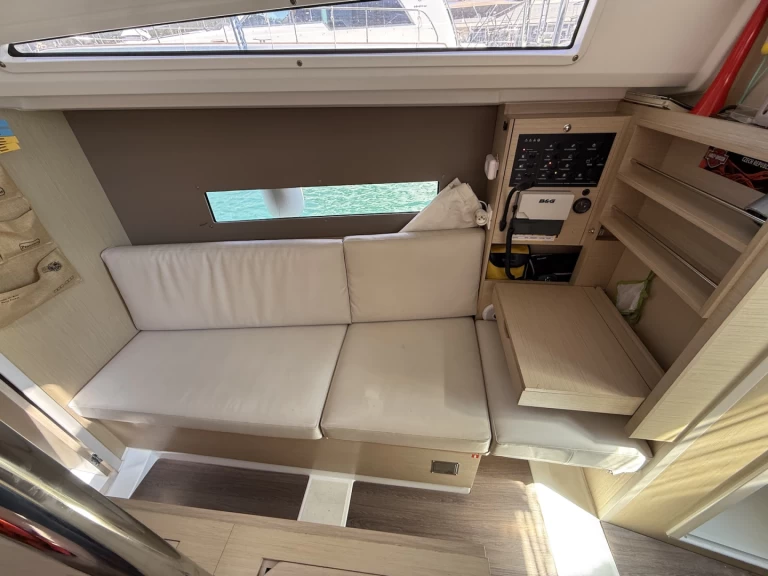 Bénéteau Oceanis 30.1 charter bareboat eller skeppad i Sukošan
