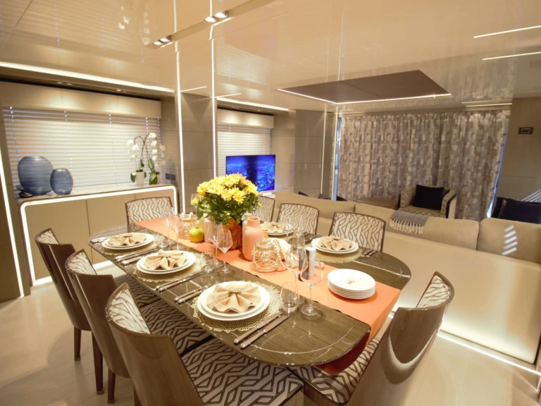 Uthyrning Lyx yacht Custom med en båtlicens 