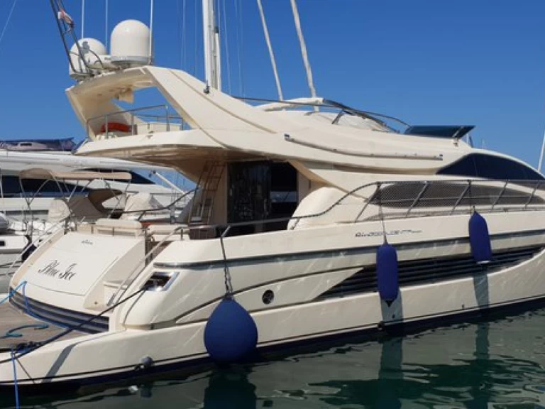Riva Riva Dolcevita 70 Super - 3 + 1 cab. charter bareboat eller skeppad i Novigrad