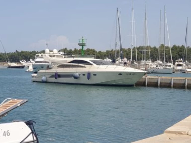 Riva Riva Dolcevita 70 Super - 3 + 1 cab. charter bareboat eller skeppad i Novigrad