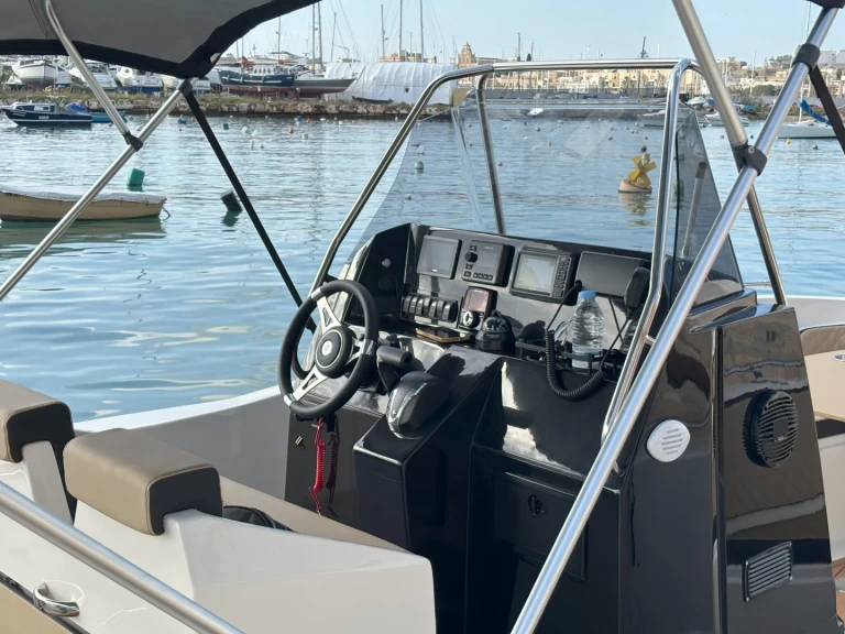 Hyra Motorbåt  med eller utan skeppare Nireus Sliema 