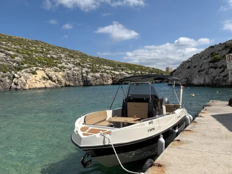 Nireus Nirues cl620 charter bareboat eller skeppad i Sliema