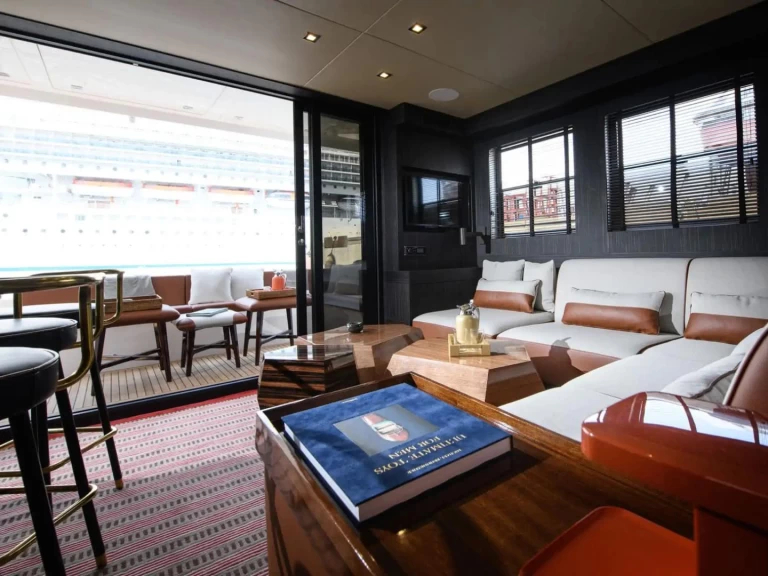 Hyr en HOUSE OF HÜTTER GOLDFINGER Ibiza Town 