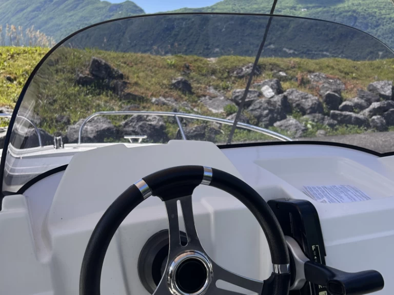 Uthyrning Motorbåt  Titanium med en båtlicens 