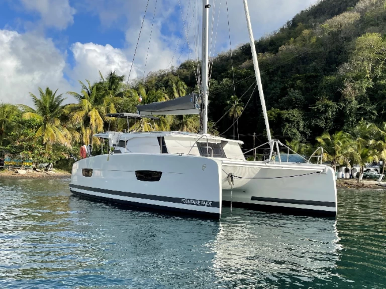 Fountaine Pajot ISLA 40 (4 CAB + 1 /  2 SDB) charter bareboat eller skeppad i Le Marin