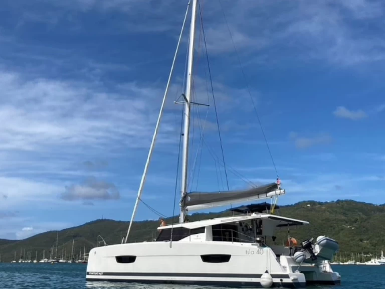 Yacht charter Le Marin billig ISLA 40 (4 CAB + 1 /  2 SDB)