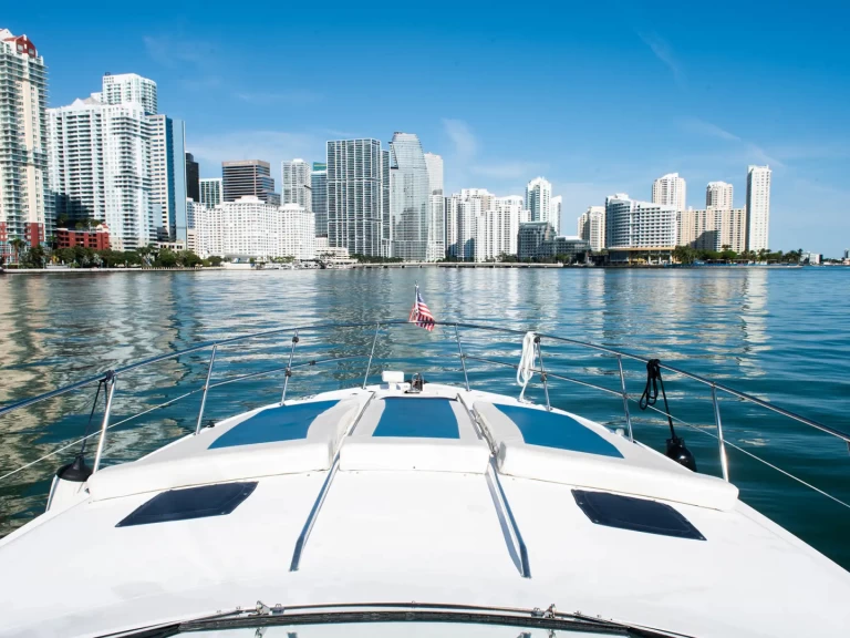 Sea Ray Sundancer 440 charter bareboat eller skeppad i Miami 