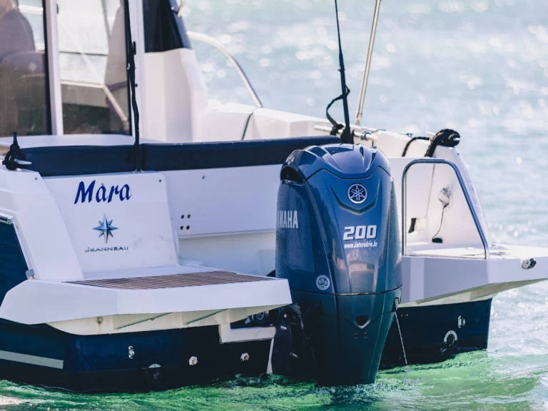 Jeanneau Merry Fisher 795 Legend charter bareboat eller skeppad i Punat