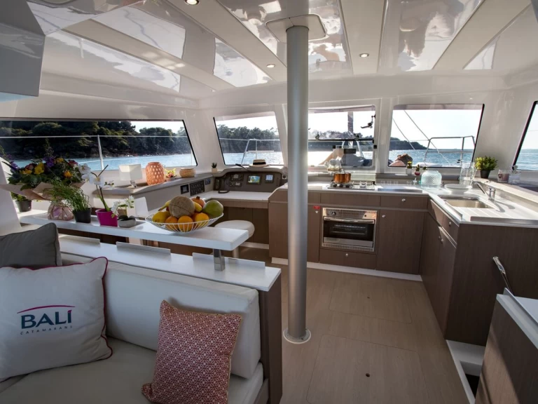 Hyr en Bali Catamarans Bali Catspace Voile Parham Town 