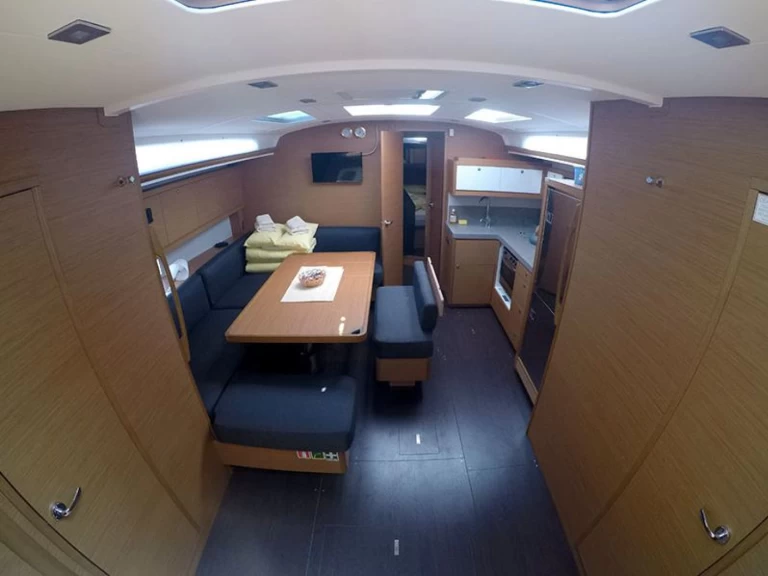 Dufour Dufour 470 charter bareboat eller skeppad i Lefkáda