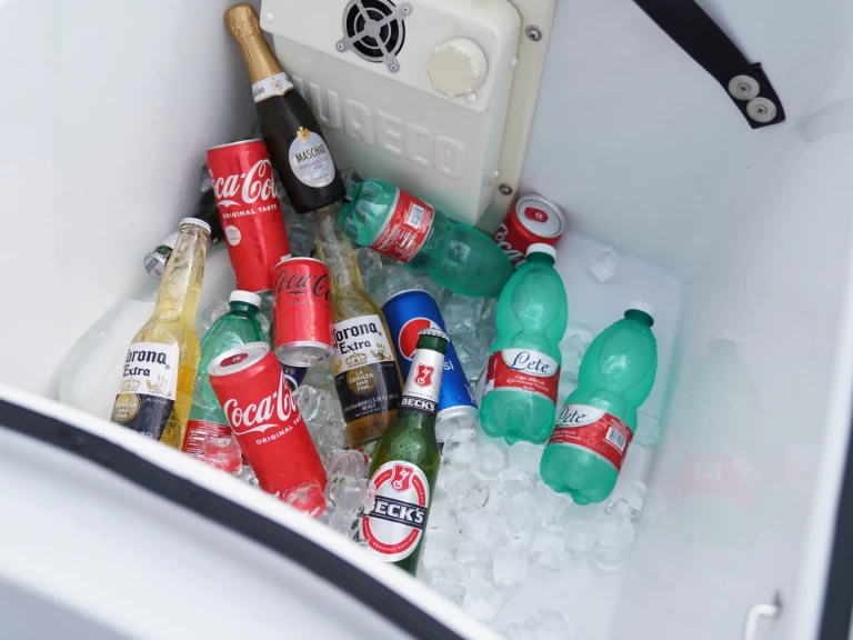 Asso Charisma charter bareboat eller skeppad i Neapel