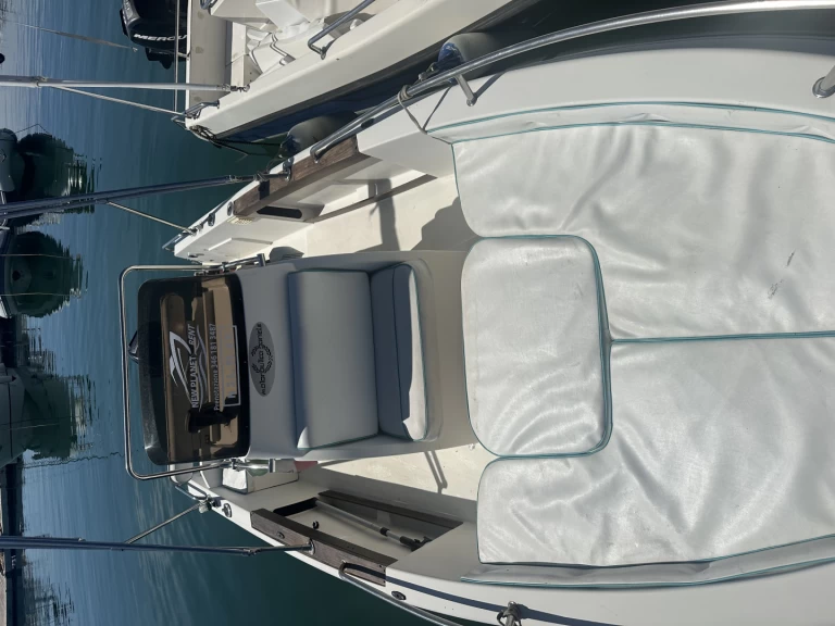 Hyra Motorbåt  med eller utan skeppare tecnofiber Salerno 