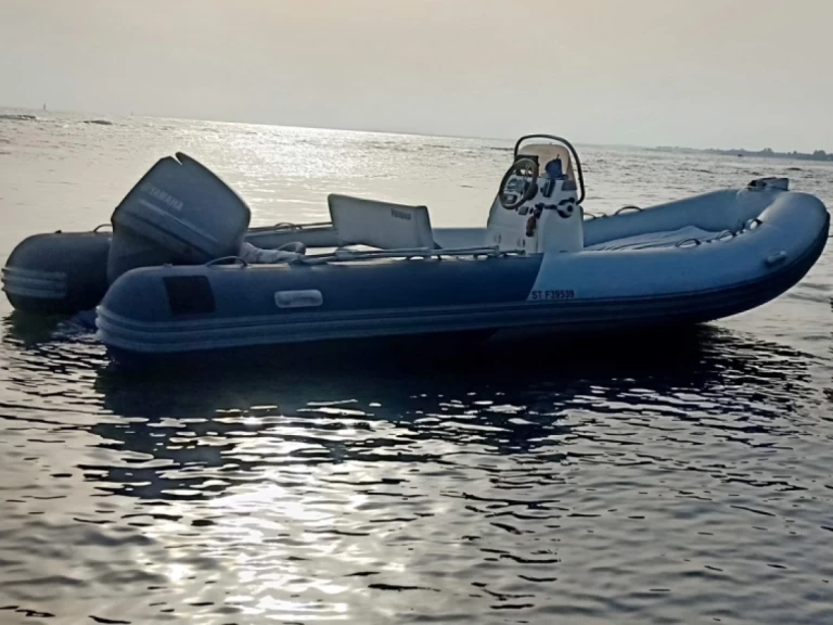 Zodiac Medline 540 Neo charter bareboat eller skeppad i Le Cap d'Agde