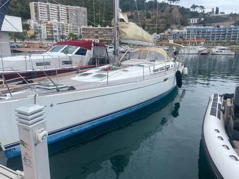 Jeanneau New Co Jeanneau Sun Odyssey 49 charter bareboat eller skeppad i Port Grimaud