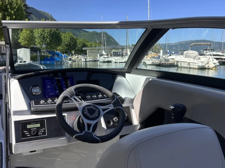 Uthyrning Motorbåt  Four Winns med en båtlicens 