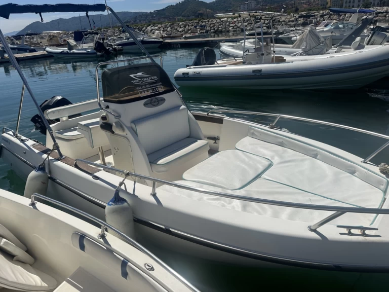 Uthyrning Motorbåt  tecnofiber med en båtlicens 