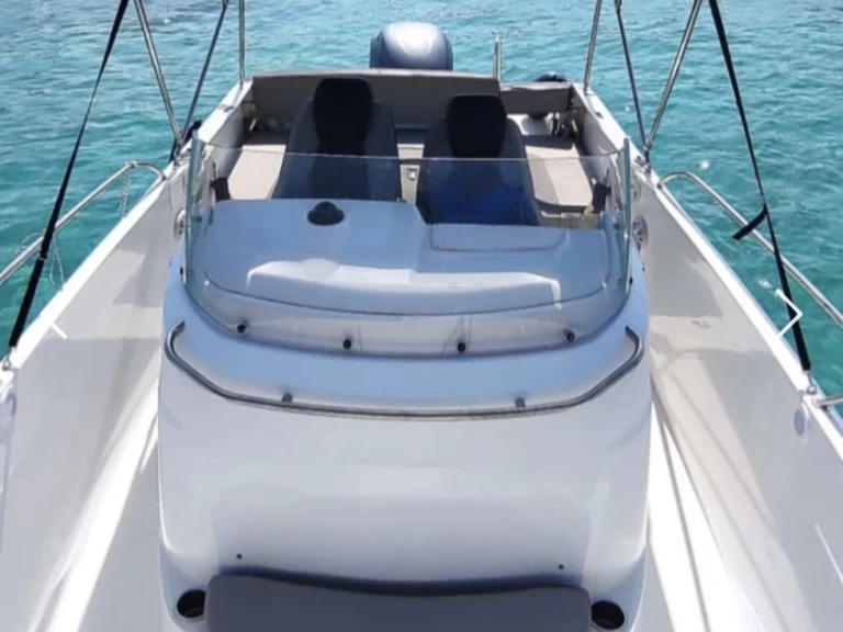 Uthyrning Motorbåt  Jeanneau med en båtlicens 