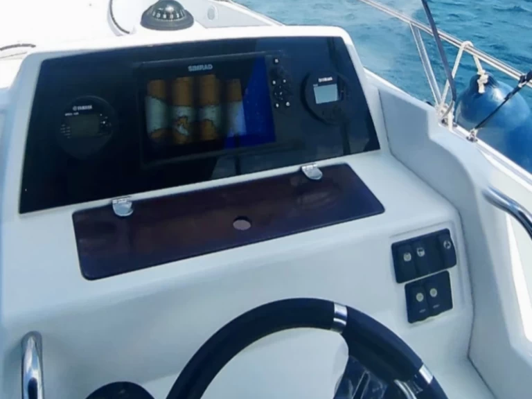 Jeanneau Cap Camarat 7.5 Style charter bareboat eller skeppad i Hyeres