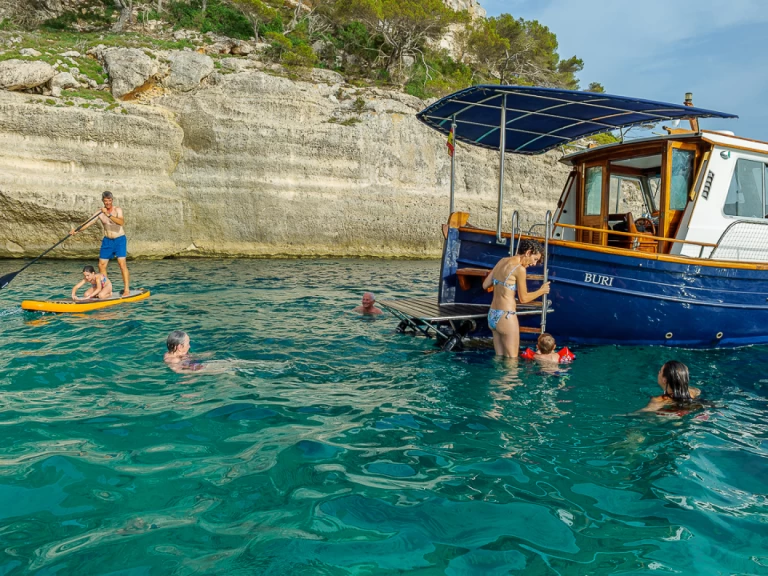 Uthyrning Motorbåt  Myabca med en båtlicens 