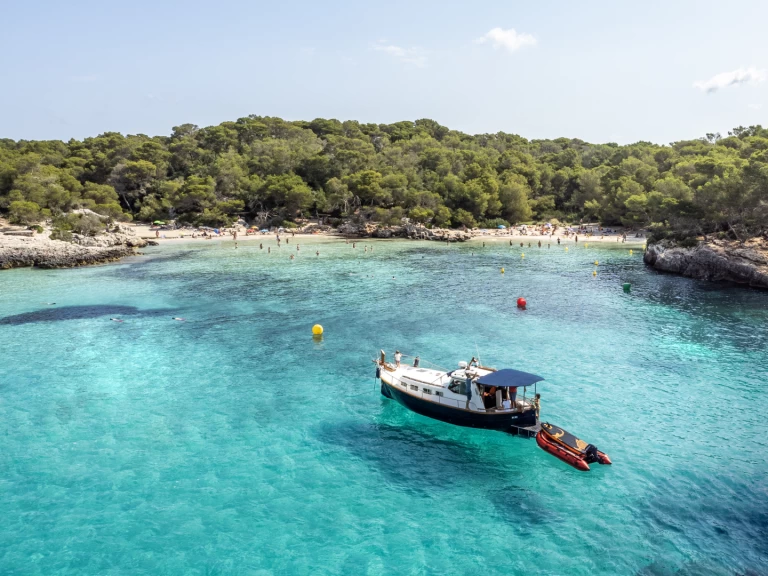 Myabca 32 charter bareboat eller skeppad i Cala Galdana