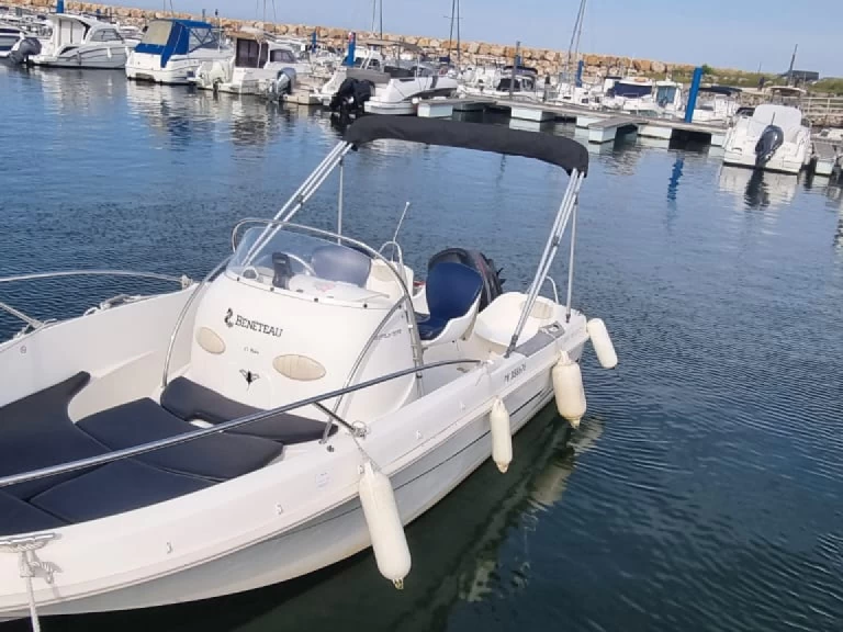 Uthyrning Motorbåt  Bénéteau med en båtlicens 