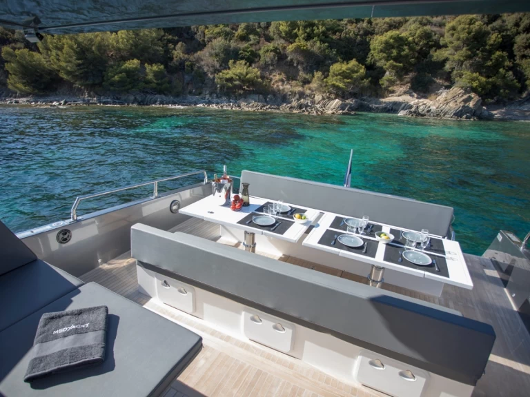 Hyra Motorbåt  med eller utan skeppare MED YACHT  Marine de Sant'Ambrogio 