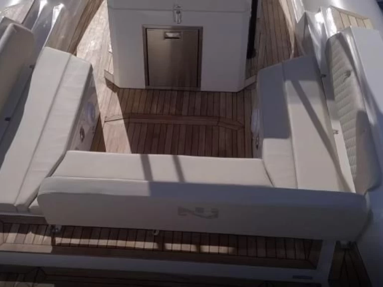 Uthyrning RIB Nuova Jolly med en båtlicens 