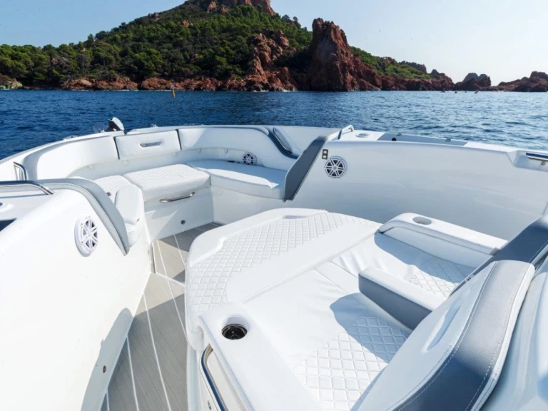 Wellcraft WELLCRAFT 38 charter bareboat eller skeppad i Marine de Sant'Ambrogio