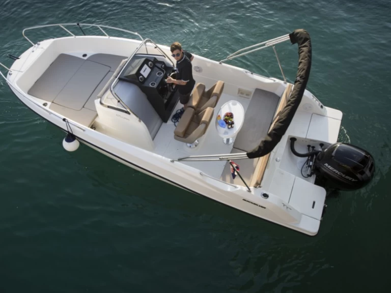 Uthyrning Motorbåt  Quicksilver med en båtlicens 