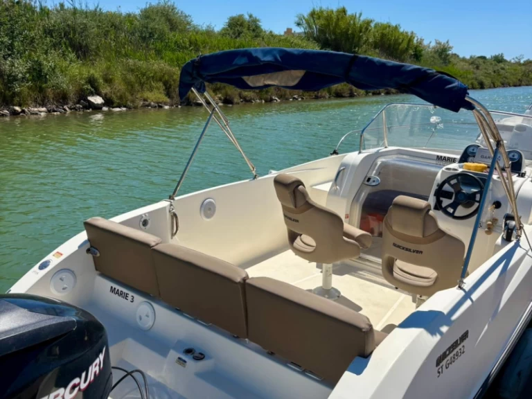 Quicksilver Activ 675 Sundeck charter bareboat eller skeppad i Carnon-Plage