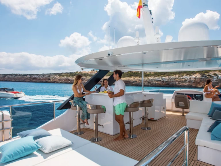 Vanquish VQ 82 charter bareboat eller skeppad i Ibiza Town
