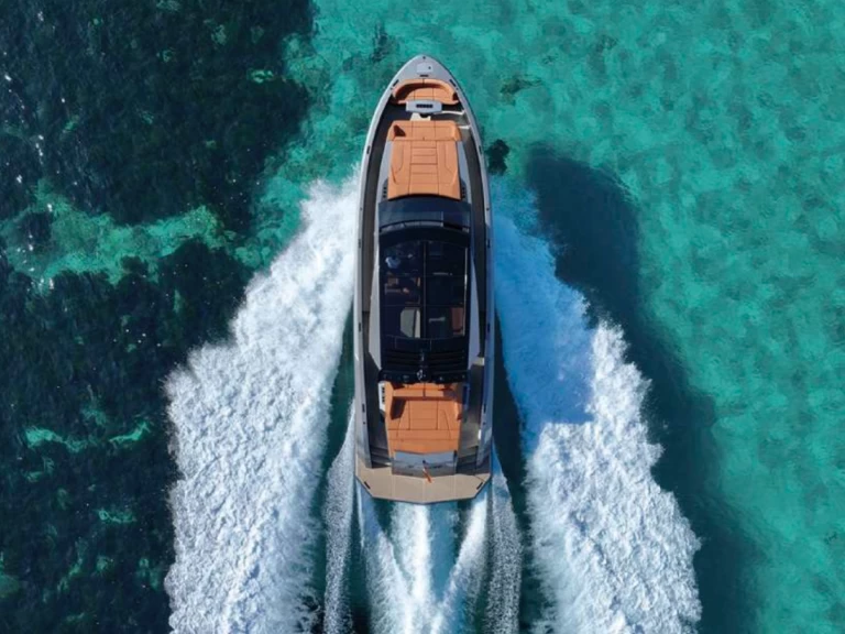 Uthyrning Lyx yacht Vanquish med en båtlicens 