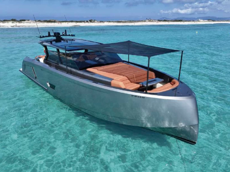 Vanquish VQ 58 charter bareboat eller skeppad i Marina Ibiza