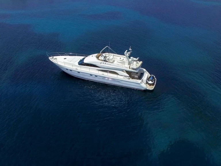 Ferretti Ferretti 760 charter bareboat eller skeppad i Limáni Lavríou