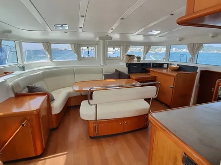 Lagoon Lagoon 440 charter bareboat eller skeppad i Barcelona