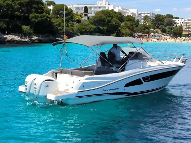 Jeanneau Cap Camarat 9.0 WA charter bareboat eller skeppad i Marina De Cala D'Or