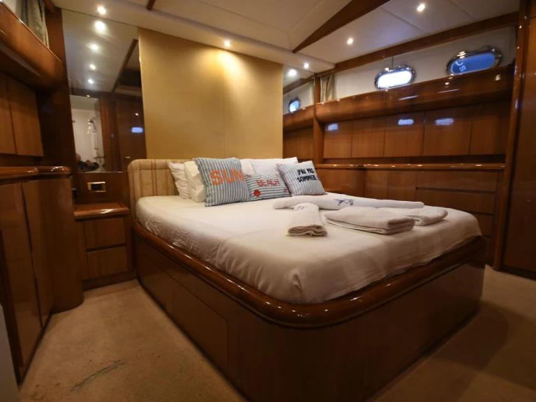 Hyra Lyx yacht med eller utan skeppare Azimut 70 D-Marin Göcek Marina 