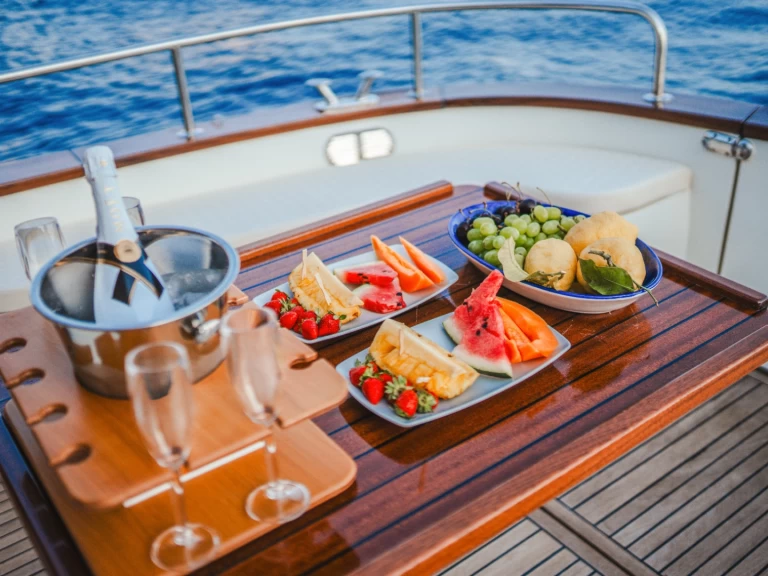 Uthyrning Motorbåt  Gozzo med en båtlicens 