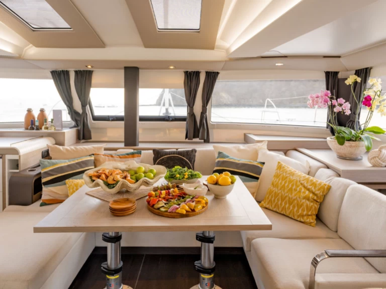 Fountaine Pajot Elba 45 charter bareboat eller skeppad i Culebra