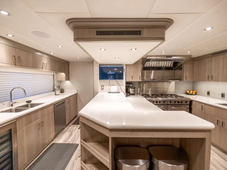 Trinity NO BAD IDEAS charter bareboat eller skeppad i Karibien