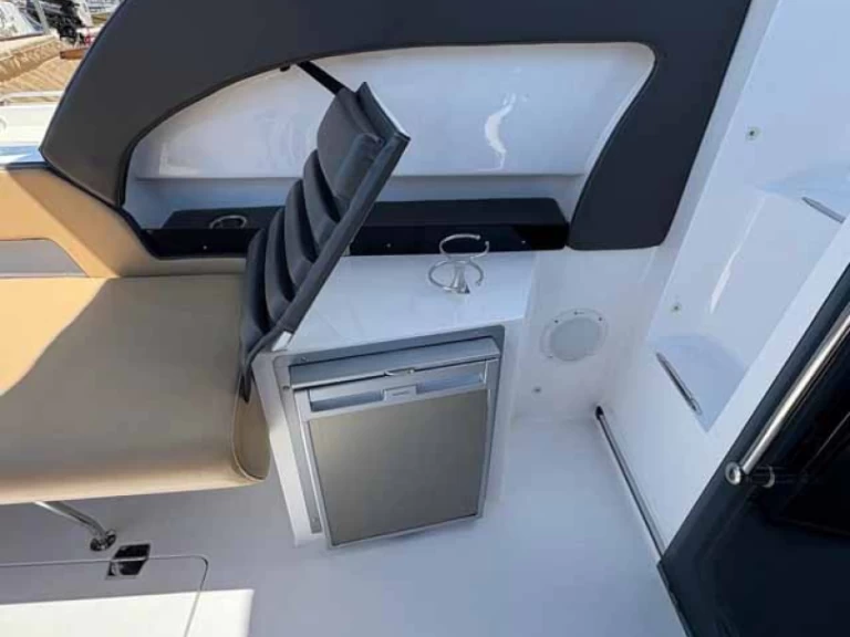 Hyra Motorbåt  med eller utan skeppare Öchsner-boote Jezera 