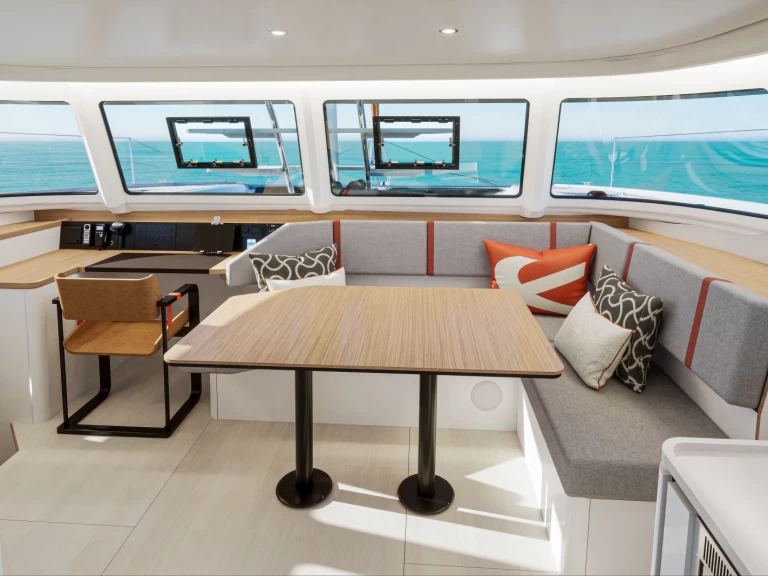 Excess Excess 13 - 4 + 2 cab. charter bareboat eller skeppad i Komolac