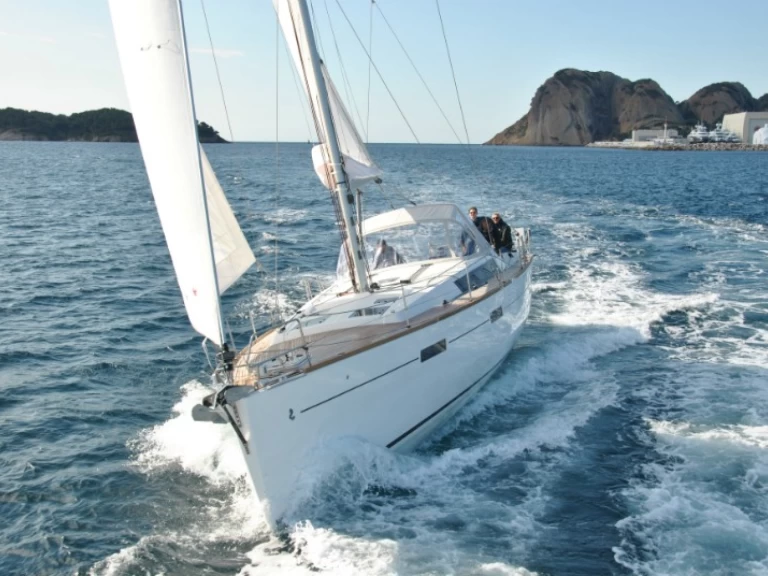 Bénéteau Oceanis 45 charter bareboat eller skeppad i Lefkáda