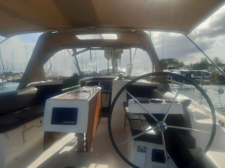 Dufour Dufour 390 GL charter bareboat eller skeppad i Parham Town