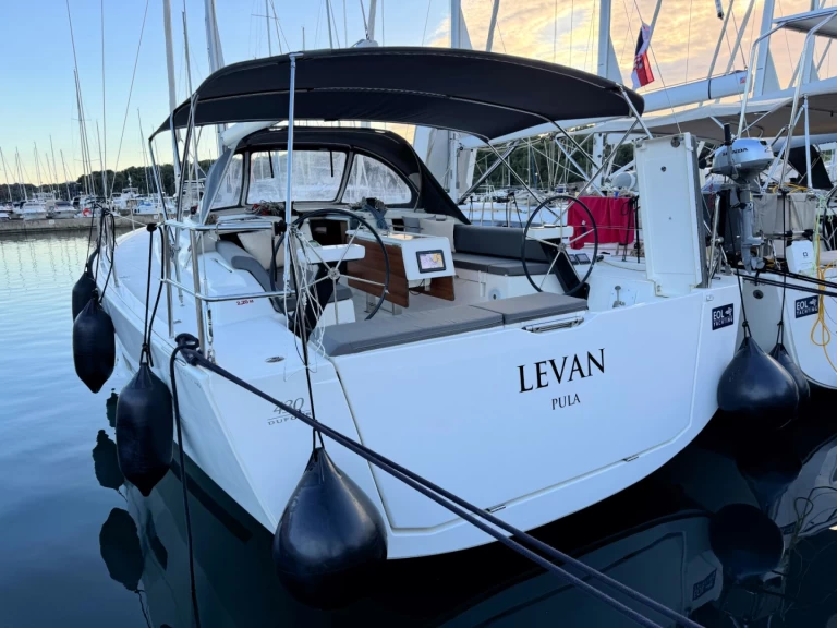 Dufour Dufour 430 Grand Large charter bareboat eller skeppad i Pula 