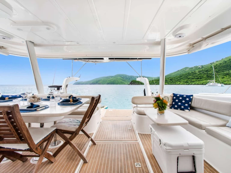 Leopard DAYDREAM charter bareboat eller skeppad i Saint Thomas Island