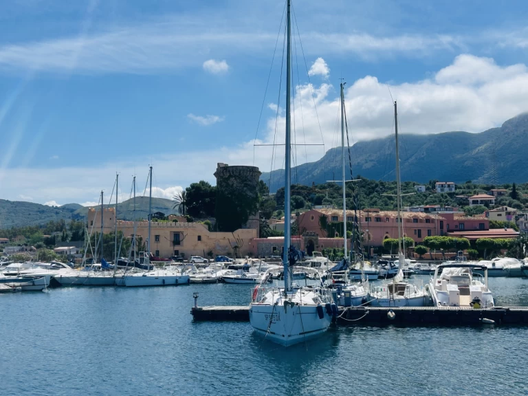 Yacht charter Palermo billig Oceanis 31