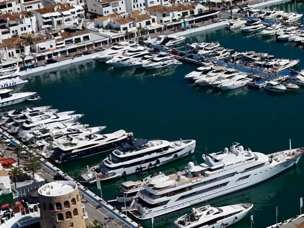 Uthyrning Motorbåt  Aqua24 med en båtlicens 