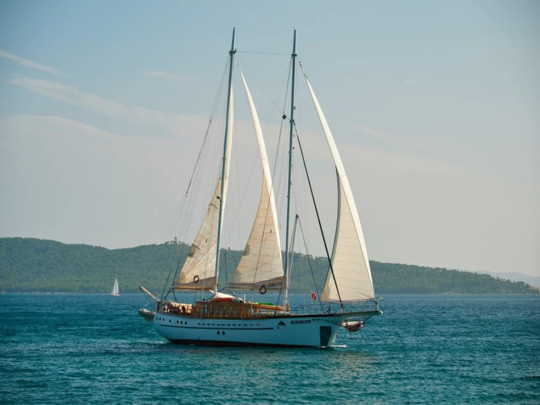 Yener-Yachts Queen of Adriatic charter bareboat eller skeppad i Kaštel Gomilica